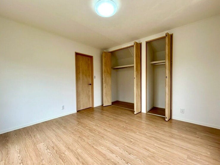 【Bedroom】ナチュラルな内装で、リラックスできる空間。寝室や書斎にも最適です。