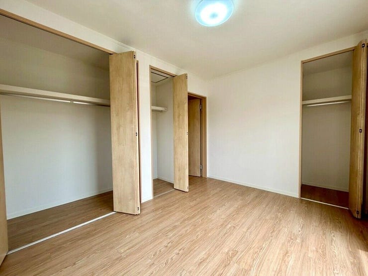 【Bedroom】クローゼット完備で収納力◎。家具の配置もしやすい機能的な洋室です。