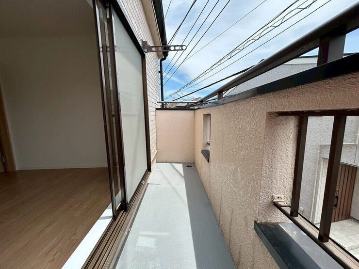【Balcony】日当たりの良いバルコニーはお洗濯物がしっかり乾きやすく、毎日の家事にも重宝します。