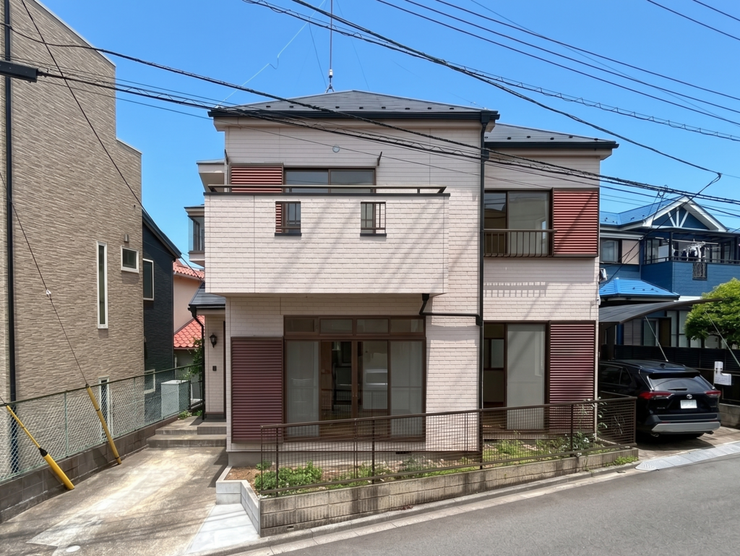 【Exterior】ゆとりのある駐車スペース付きで、車の出し入れもスムーズに行えます。