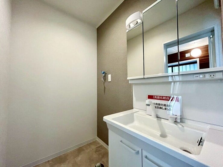 【Washroom】毎朝の準備がスムーズに。広めの洗面台と収納が使いやすい洗面所です。