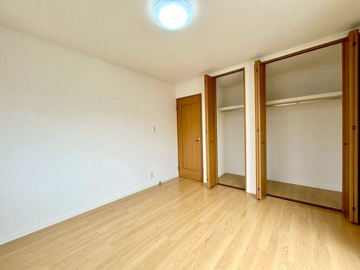 【Bedroom】ベッドとデスクを置いてもゆとりのある、使い勝手の良い広さの洋室です。