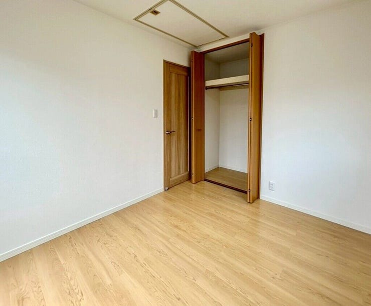 【Bedroom】ナチュラルな内装で、リラックスできる空間。寝室や書斎にも最適です。