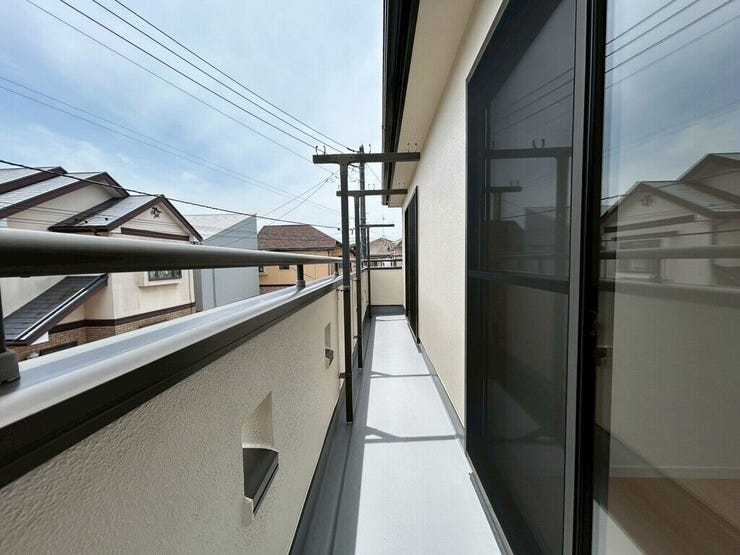 【Balcony】日当たりの良いバルコニーはお洗濯物がしっかり乾きやすく、毎日の家事にも重宝します。