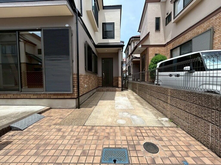 【Exterior】ゆとりのある駐車スペース付きで、車の出し入れもスムーズに行えます。