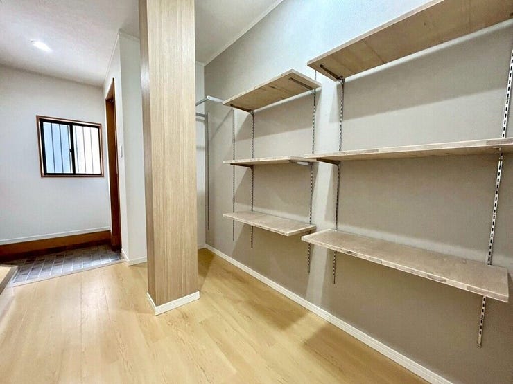【Pantry】食材や日用品のストックに便利なパントリー付きで、キッチンもすっきり。