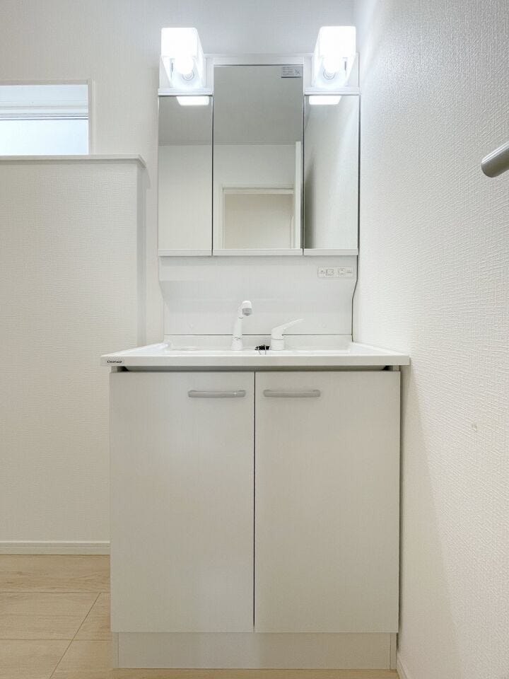 身支度に便利な三面鏡付きの洗面化粧台