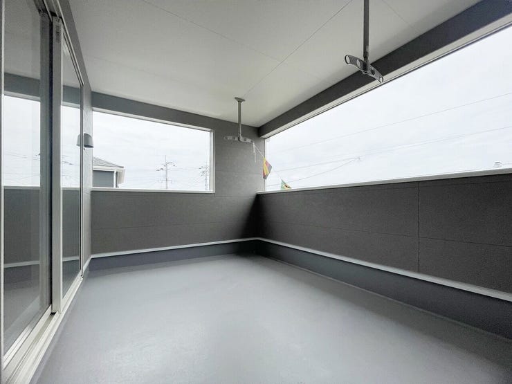 急な雨でも安心な、屋根のあるインナーバルコニー