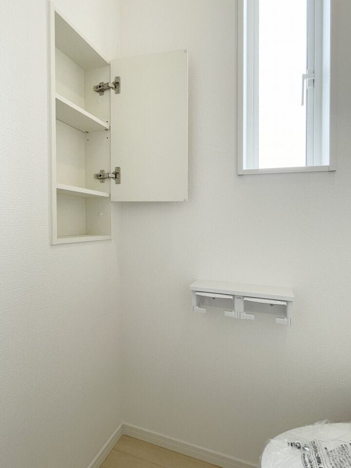 2Fトイレ内には空間を無駄にしない、あると嬉しい壁面収納付