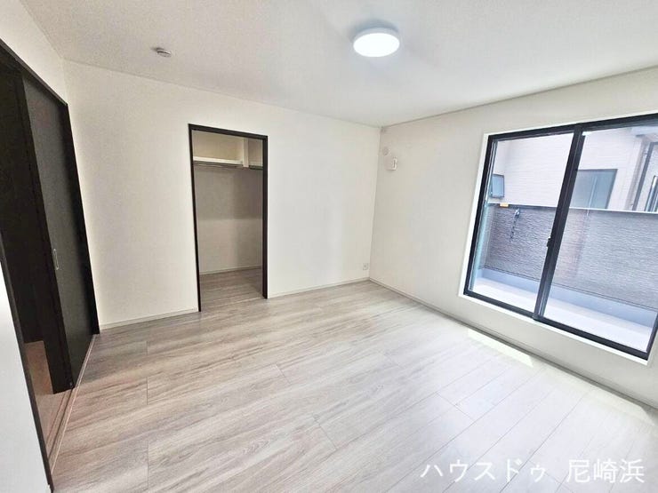 2F寝室には大型WIC完備&バルコニー付き♪