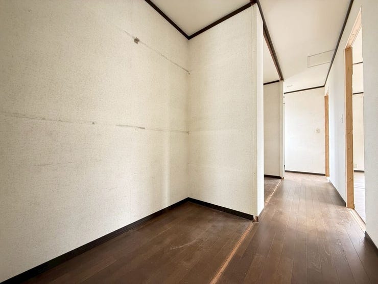 ※リフォーム工事中です。
2階廊下には収納が2.5帖分あります。さらには各居室にも収納があるので、ご家族のお洋服や趣味の道具、思い出の品など収納し放題ですね♪