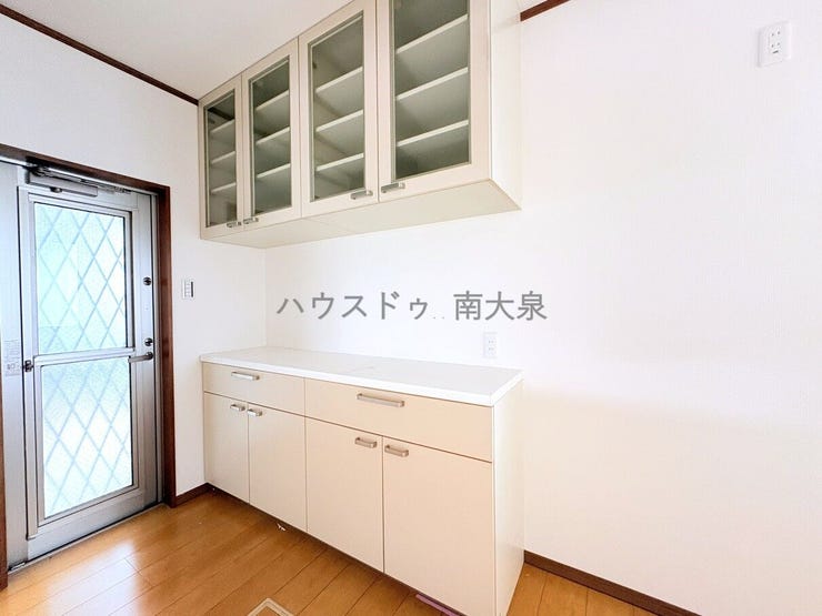 ●1階キッチン背面カウンター収納棚