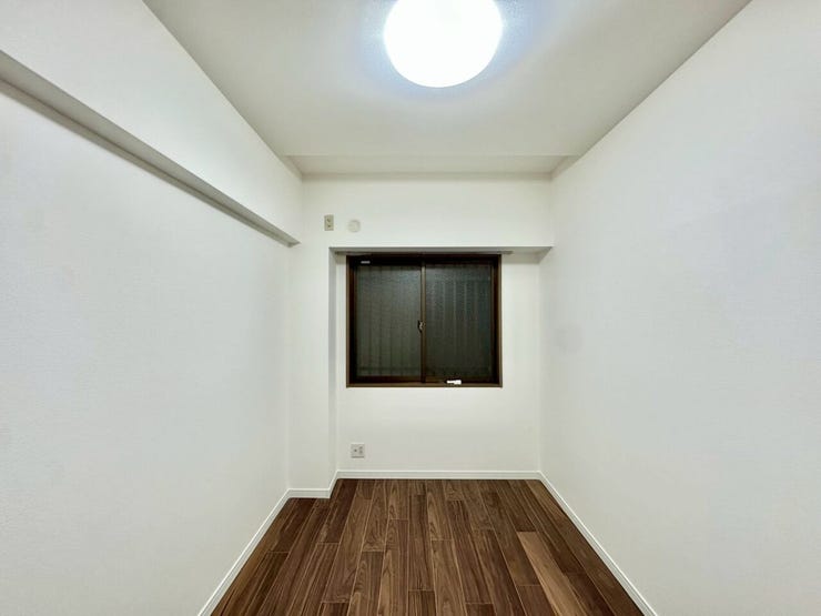 落ち着いた雰囲気の洋室は、日々の暮らしに静かな安心感を与えてくれる場所。余計なものをそぎ落とした空間が、心まで整えてくれます。