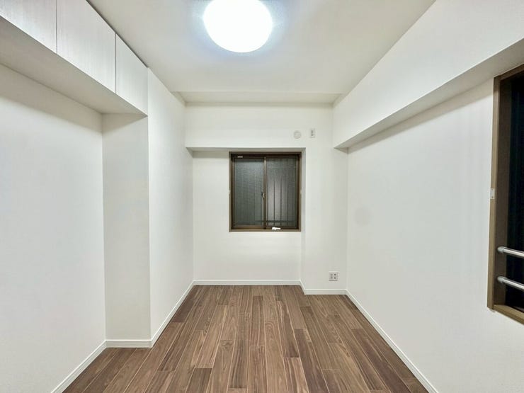 静かで落ち着いた洋室は、仕事にもくつろぎにも寄り添う万能な空間。過ごし方に合わせて柔軟に表情を変える、使い勝手のよい住まいです。