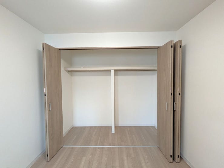 ■クローゼット■
たっぷりとした収納力で、お気に入りの洋服や小物もスッキリ整理整頓できます。奥行きのある造りなので、季節物の家電や衣装ケースも無理なく収まり、お部屋をより広く使うことが可能です☆