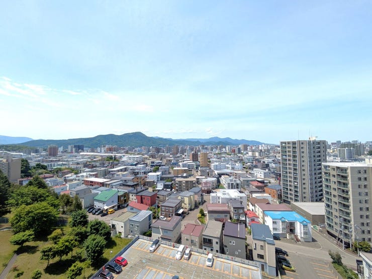 ■眺望■
15階建ての13階部分ならではの、高層階から眺める景色。広々とした窓から、日の光をお部屋に取り込めます♪バルコニーも広いので、色んな角度から景色を眺めることが出来ますね。