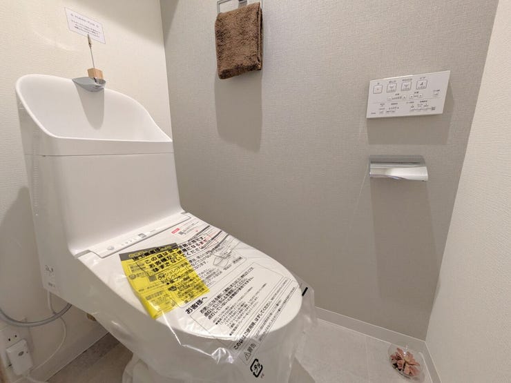 ■温水洗浄便座付きトイレ■
トイレは白を基調とした内装で、清潔感のある印象。シンプルな配色のため圧迫感が少なく、落ち着いて使いやすい空間に整えられています。日常使いに配慮されたトイレです。