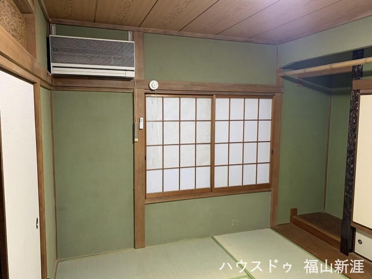 障子からやわらかな光が差し込む落ち着いた空間。客間やくつろぎの場として活躍します。
