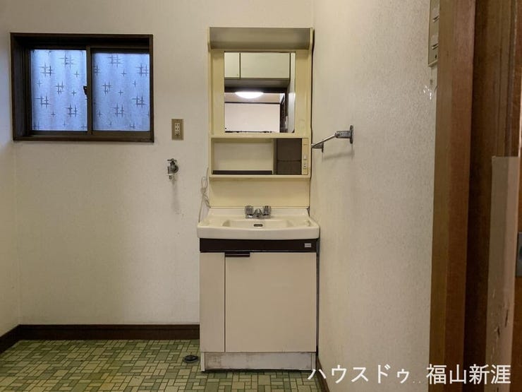 窓付きで明るく換気もしやすく、毎日の身支度も快適に行えます。