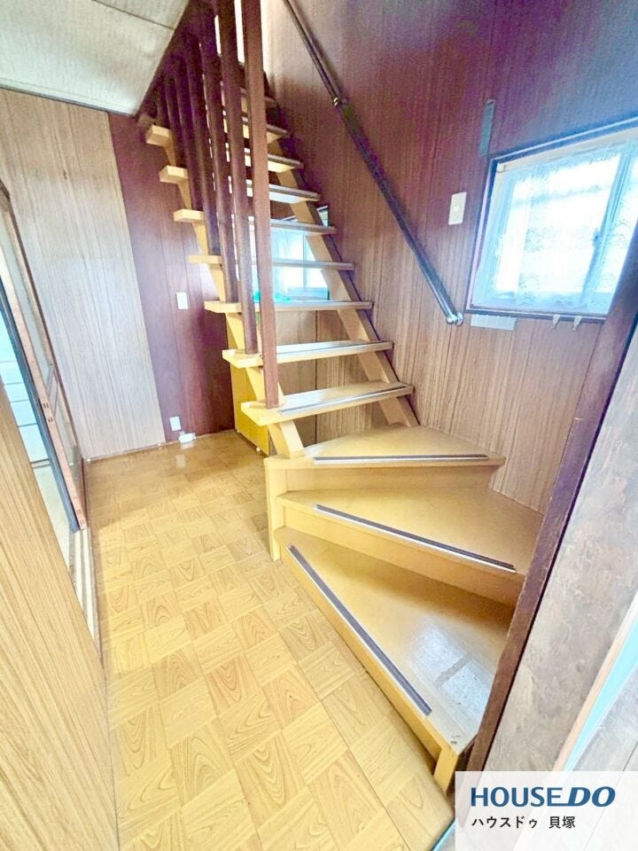 窓付きで明るい階段!日中は電気いらずで安全に昇り降りできます♪