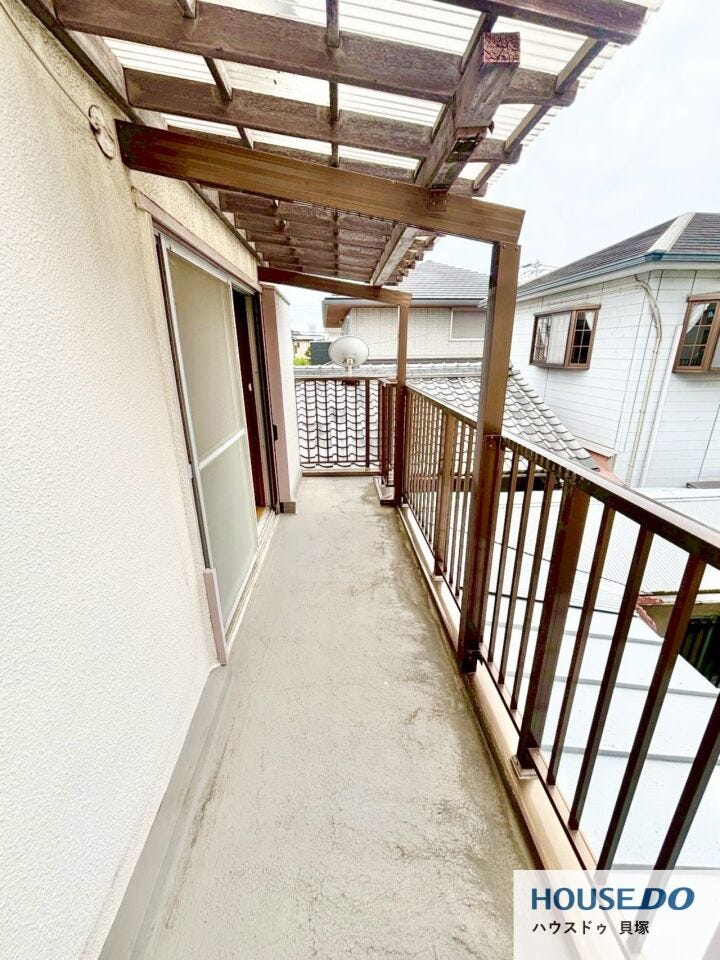 室内から出入りしやすいバルコニー付きです。屋根があるため使い勝手が良く、洗濯やちょっとした外作業にも重宝します。
