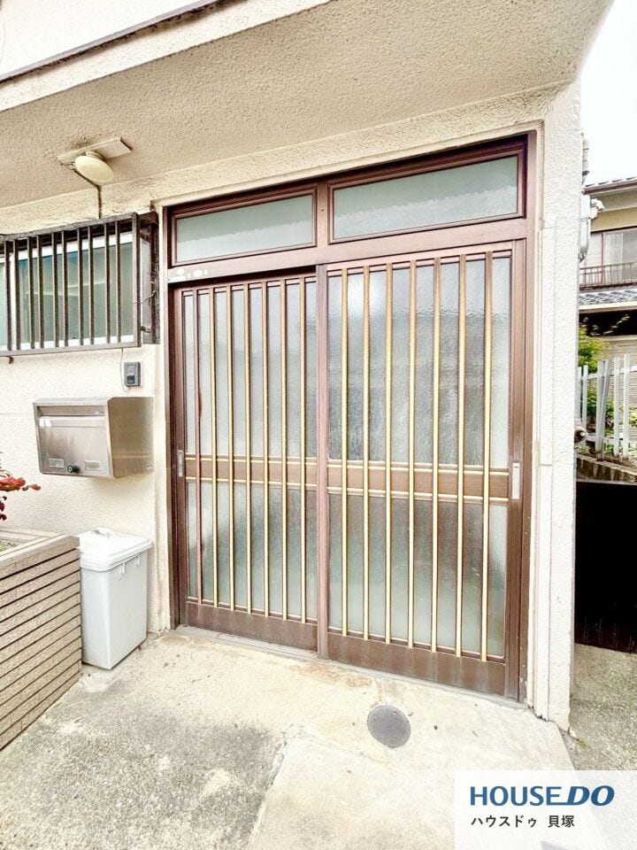 和の雰囲気を感じる玄関引き戸が印象的です。道路からの出入りもしやすく、日々の暮らしに便利な玄関まわりです。