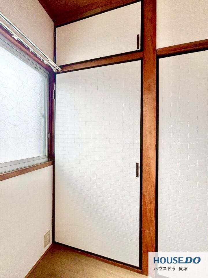 収納スペース付きで、お部屋をすっきり使いやすく保てます。衣類や日用品の整理にも便利な、実用性のあるお部屋です。