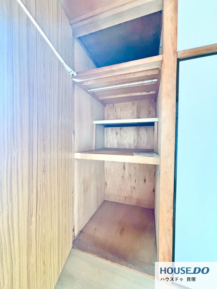 棚付きの収納が備わっており、用途に合わせて整理しやすい空間です。衣類や小物、生活用品の収納にも活用できます。