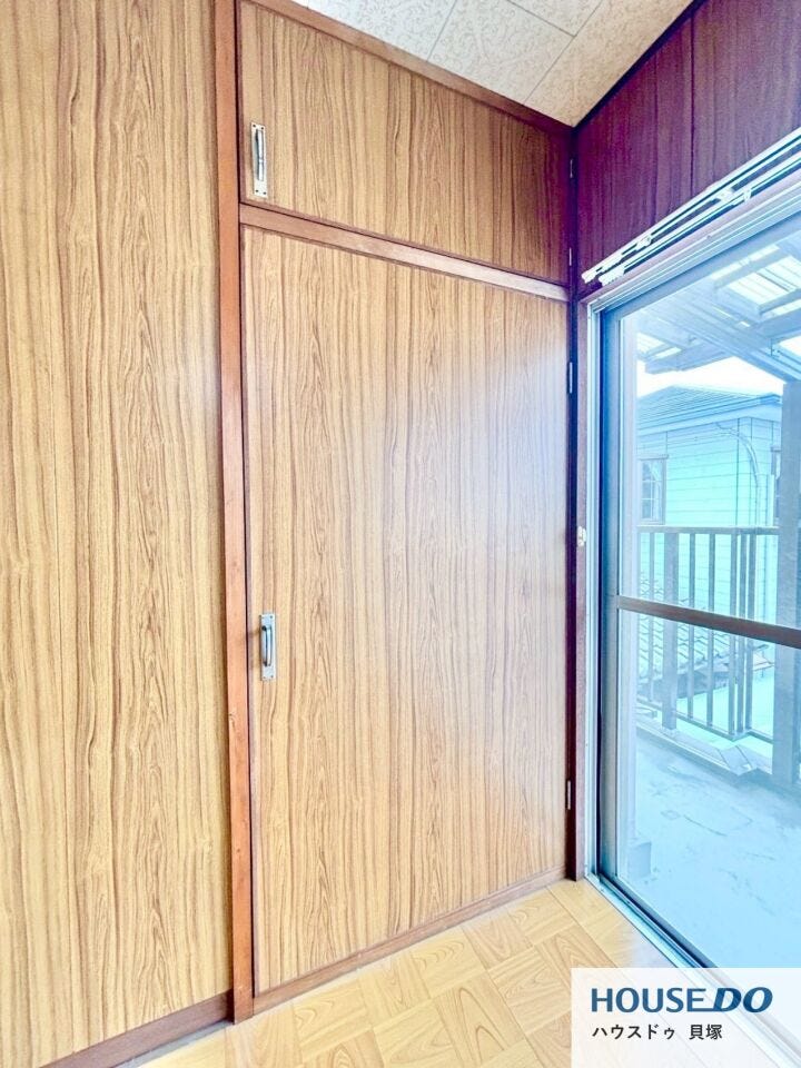 木目調の建具が印象的な、落ち着きのある室内です。窓から光も入り、あたたかみを感じられる空間です。