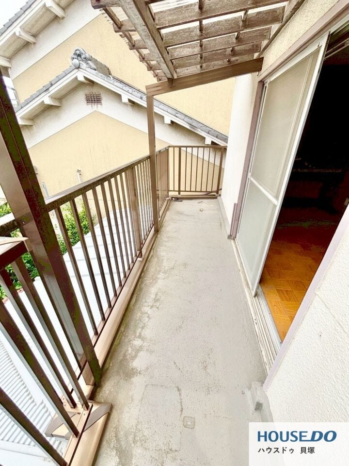 屋根付きのバルコニーで、急な雨でも安心感があります。洗濯物を干すスペースとしても使いやすく、日々の暮らしに便利です。