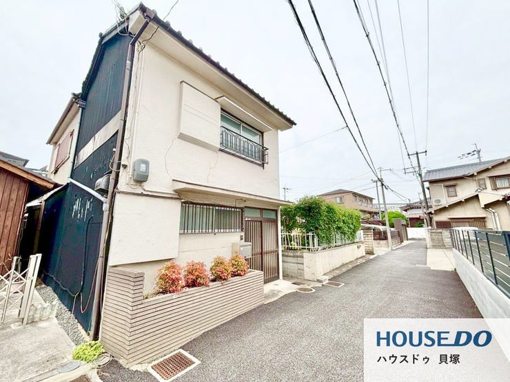 玄関まわりには植栽スペースがあり、外観に彩りを添えてくれます。住まいの第一印象を明るくしてくれる、温かみのある外構です。