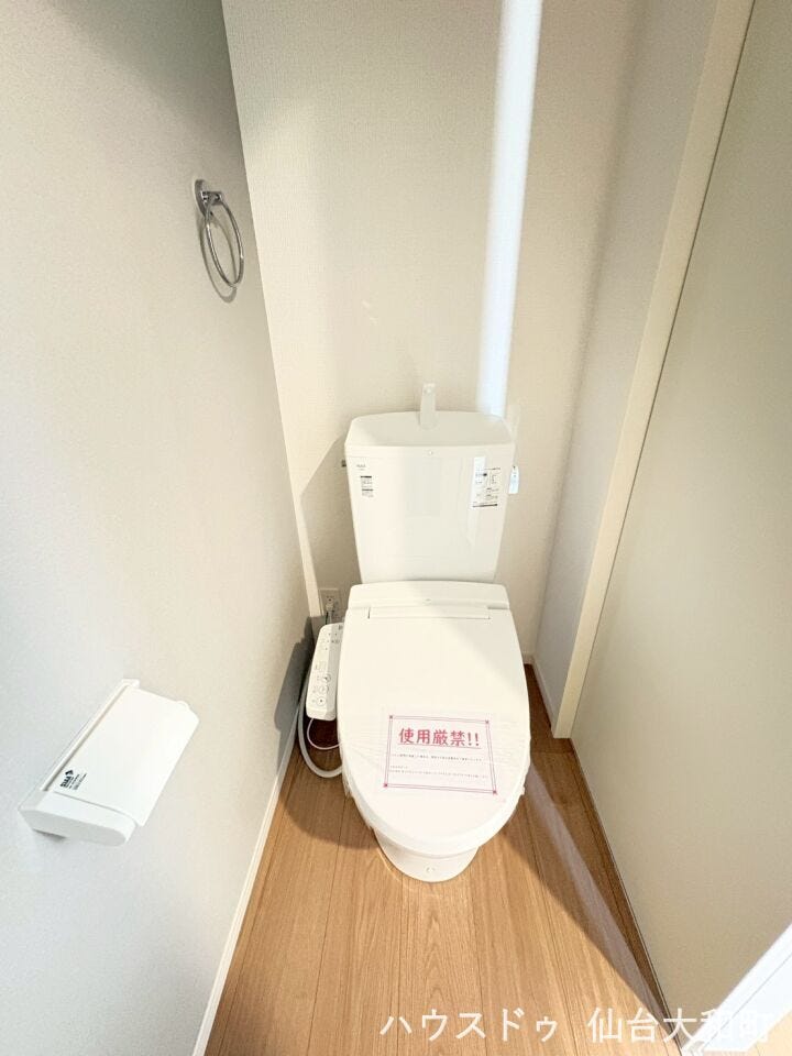 シンプルで清潔感のあるデザインのトイレ空間