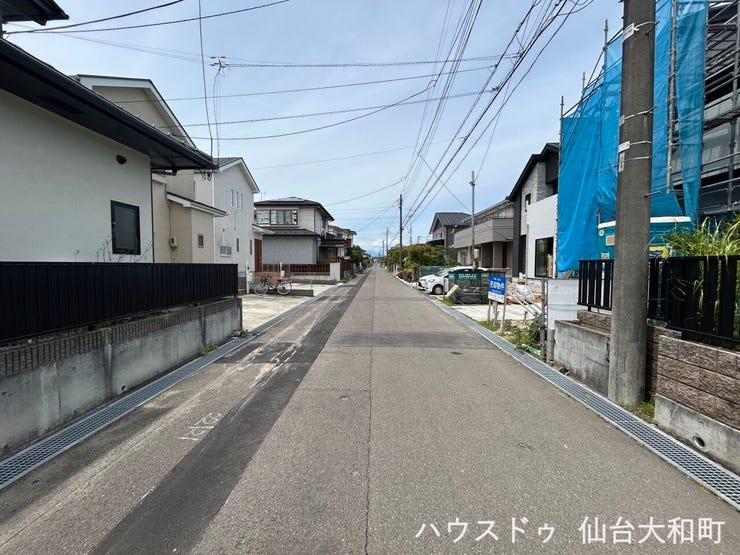 前面道路含む現地写真 舗装された道路は、通学時にも安心ですね+*