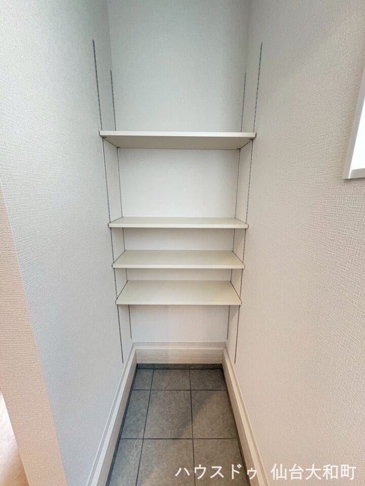 靴はもちろん、ベビーカーやアウトドア用品なども収納でき、玄関をすっきり保てます。