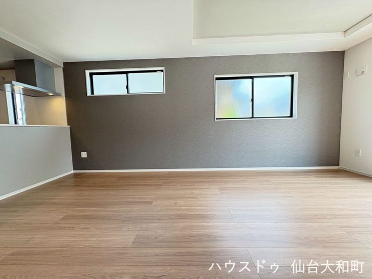 アクセントクロスと窓が映える、スタイリッシュなリビング+*