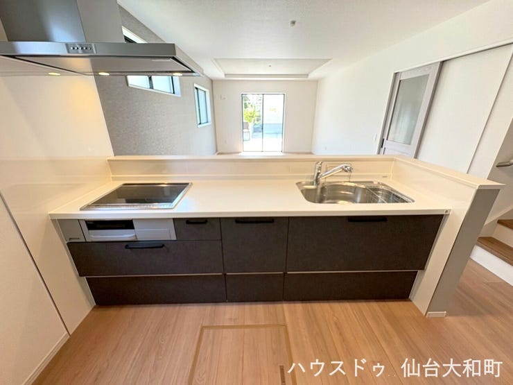 リビングを見渡せる開放的なカウンターキッチン