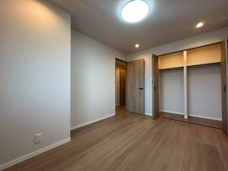 【Bedroom】ナチュラルな内装で、リラックスできる空間。寝室や書斎にも最適です。