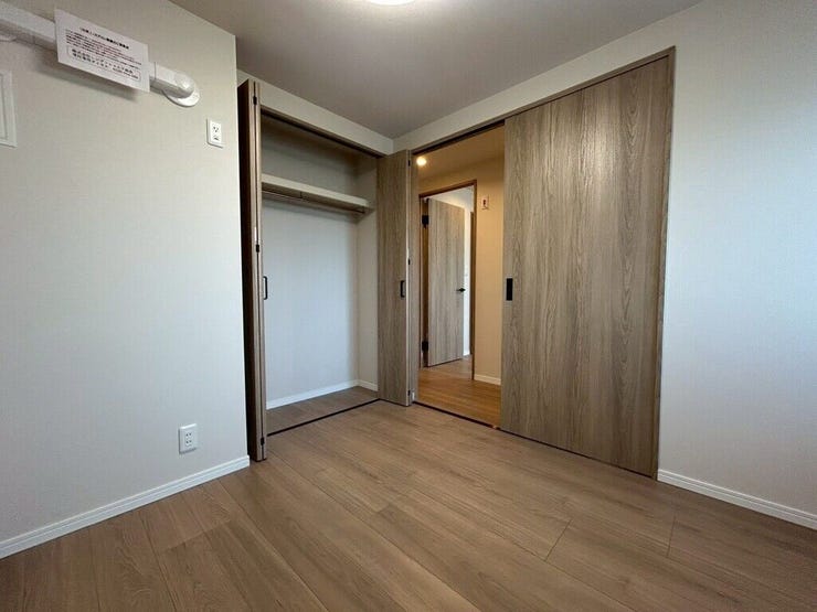 【Bedroom】ベッドとデスクを置いてもゆとりのある、使い勝手の良い広さの洋室です。