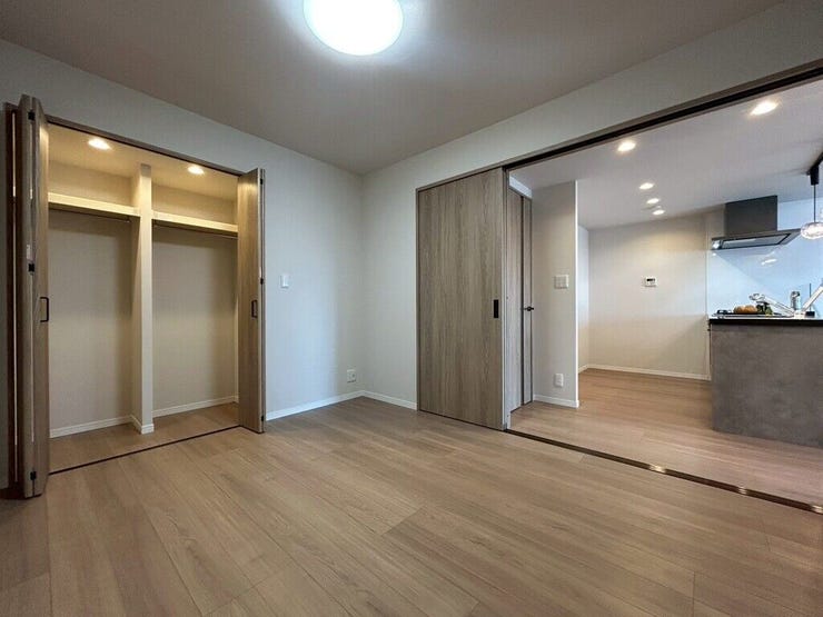 【Bedroom】隣接するリビングとつなげて使えば、開放感とゆとりのある空間に。