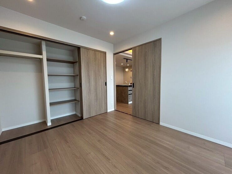 【Bedroom】洋室には収納力のあるクローゼット付き。衣類や荷物もすっきり収まります。