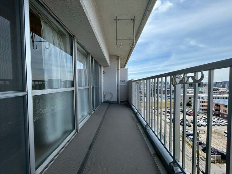 【Balcony】日当たりの良いバルコニーはお洗濯物がしっかり乾きやすく、毎日の家事にも重宝します。