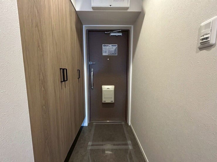 【Entrance】シューズボックス完備の玄関で、靴や小物もスッキリ収納できます。