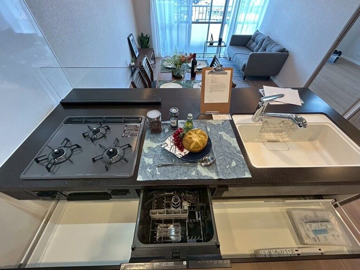 【kitchen】家事の時短に便利な食洗機付き。手洗い不要で毎日の負担を軽減します。