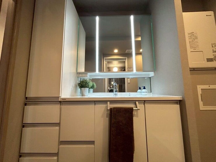 【Washroom】すっきりとしたデザインで、毎日の生活が快適に。収納も豊富な洗面所です。