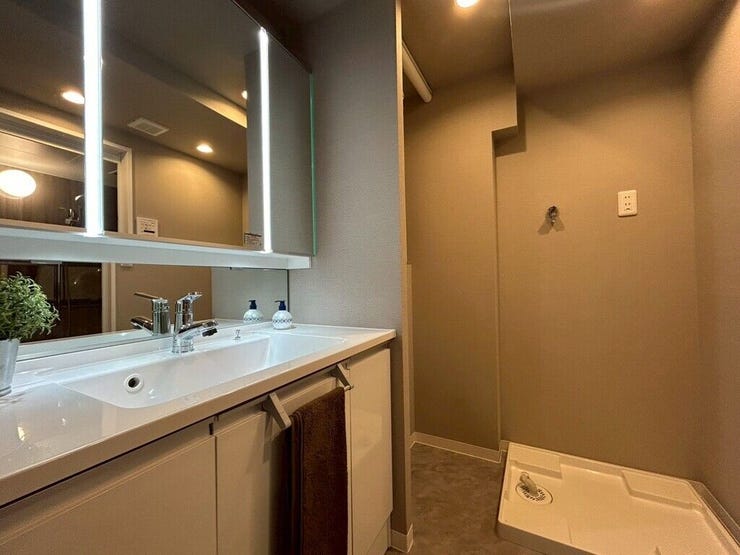 【Washroom】毎朝の準備がスムーズに。広めの洗面台と収納が使いやすい洗面所です。