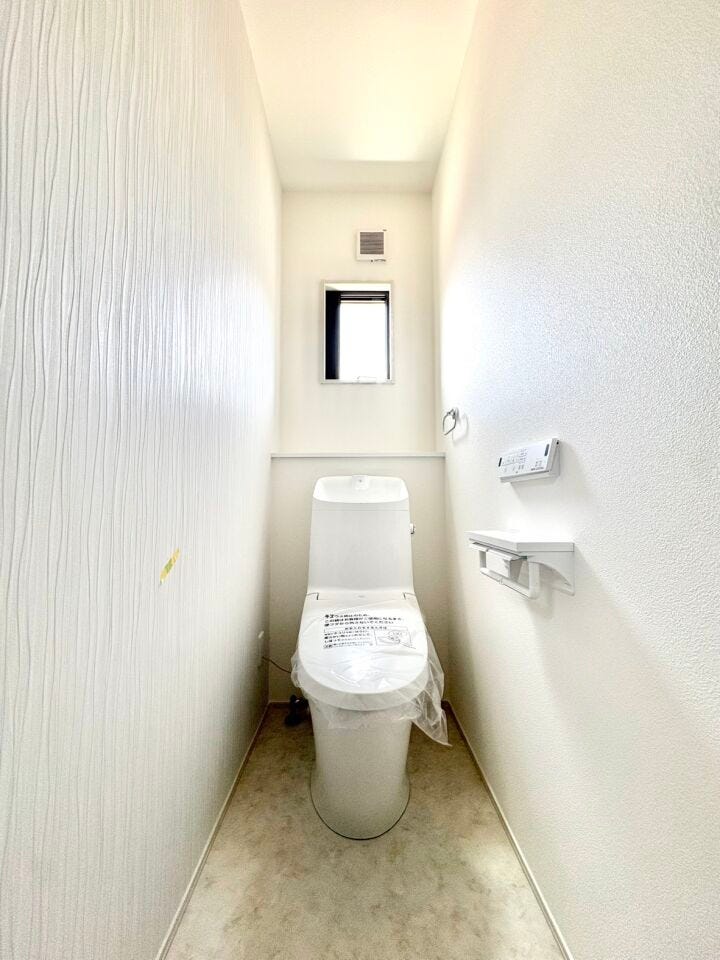 トイレは窓付きなので換気がしやすいですね。大人も子どもも快適な自動温洗浄便座機能付きで、衛生的かつ、ペーパー節約にもなります。