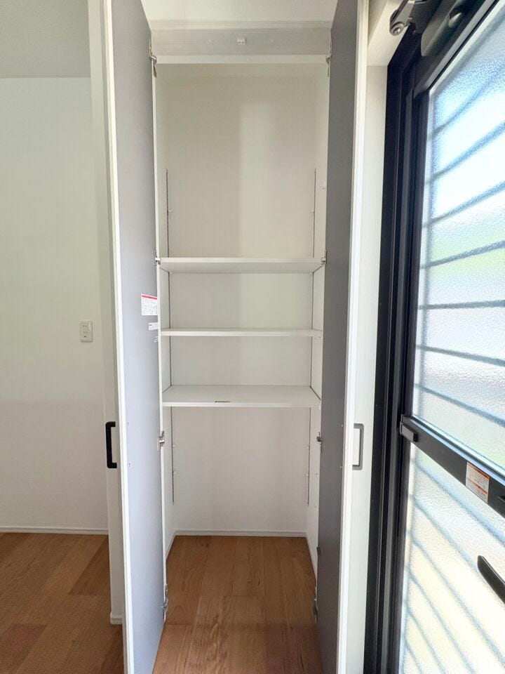 食品や日用品のストックをまとめて収納できるパントリーを完備。キッチン周りをすっきり保て、毎日の家事を快適にサポートします。災害時の非常食や水の保管場所としても安心。