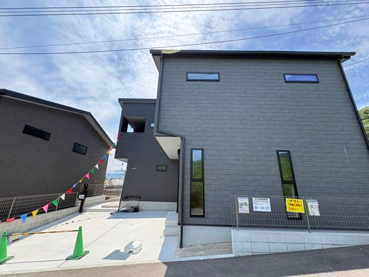 角地に建っているので、隣家との圧迫感がなく開放感があります。砂利のお庭なので、砂利を踏み音が鳴るので防犯対策にもなります。お手入れも楽です。