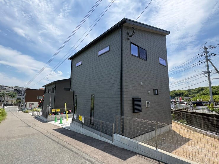 二方向が道路に面した角地ならではの、明るい開放的な住環境です。隣家との距離感が確保しやすく、生活音や視線のストレスが少ないのが角地の良いところです。