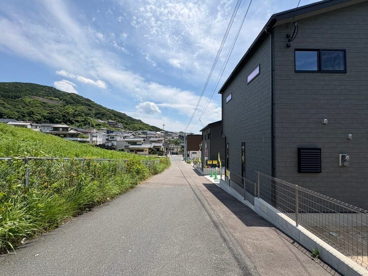 周辺は住宅が多く、夜間も人通りが感じられる安心感のある環境です。静かすぎず、日常生活にちょうど良い住み心地が魅力です。